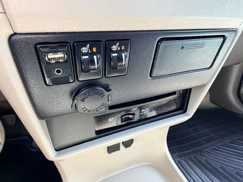 Used 2015 Toyota Sienna XLE w/ Entertainment Package FWD image 19