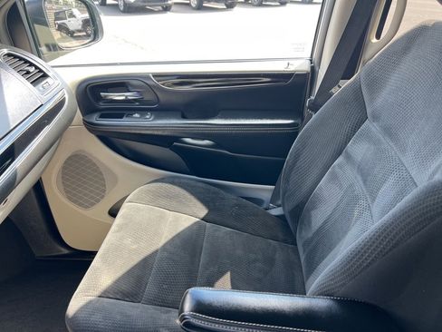 Used 2017 Dodge Grand Caravan SE image 17