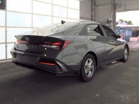 Used 2024 Hyundai Elantra SE FWD image 3