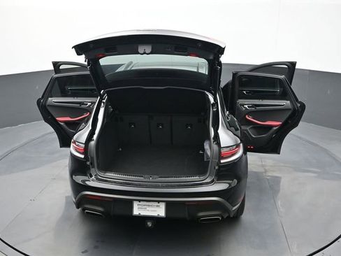 Certified 2025 Porsche Macan AWD/4WD image 28