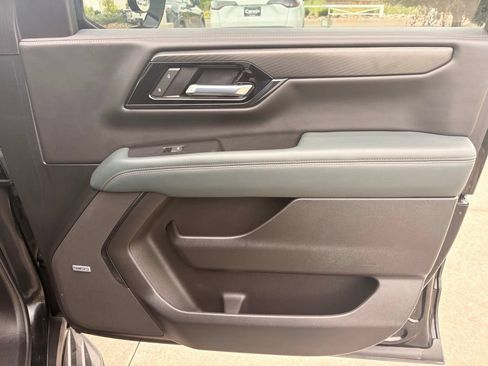 Used 2025 GMC Yukon AT4 AWD/4WD image 34