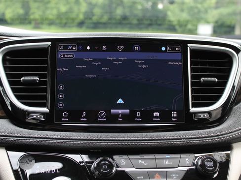 Used 2023 Chrysler Pacifica Limited FWD image 19