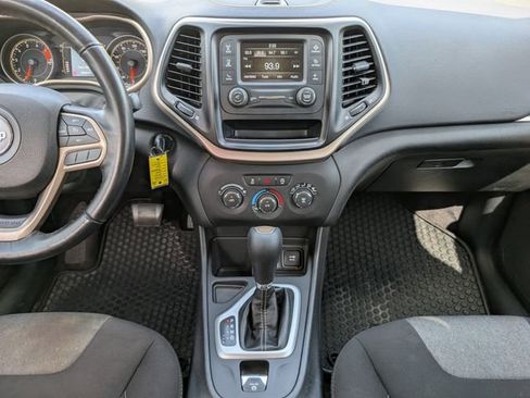 Used 2017 Jeep Cherokee Sport FWD image 7