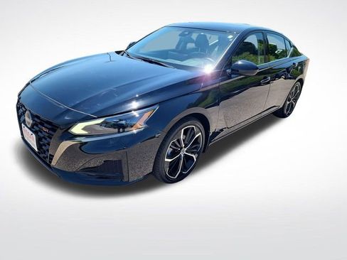 Used 2024 Nissan Altima 2.5 SR w/ SR Premium Package FWD image 1
