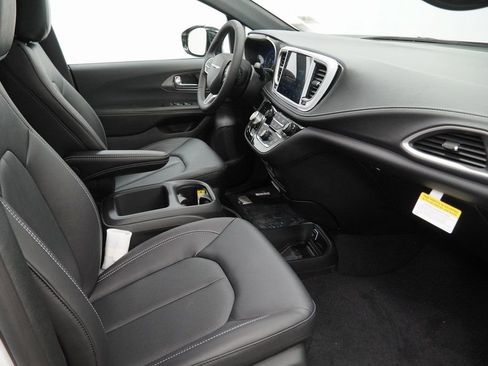 New 2026 Chrysler Pacifica Select FWD image 32