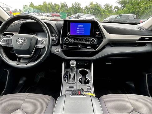 Used 2024 Toyota Highlander LE AWD/4WD image 14