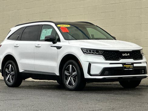 Used 2022 Kia Sorento EX w/ Panoramic Sunroof Package image 2
