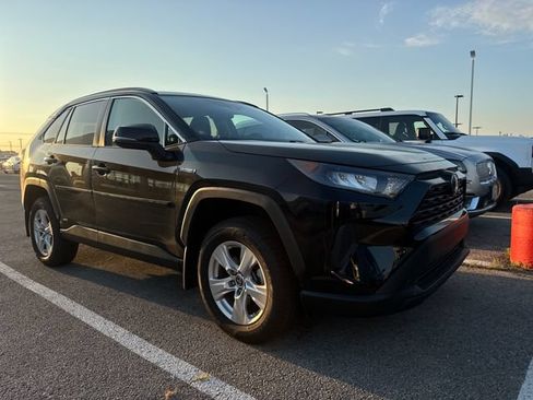 Used 2021 Toyota RAV4 LE AWD/4WD image 2