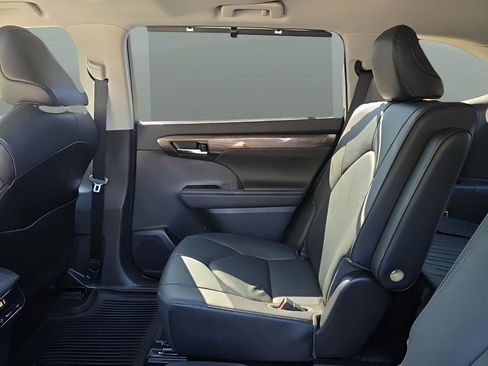 Used 2020 Toyota Highlander Limited image 21