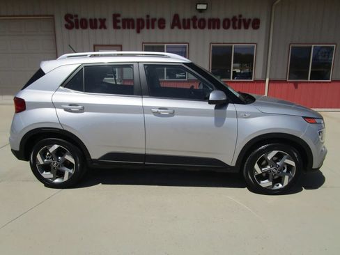 Used 2025 Hyundai Venue SEL FWD image 2