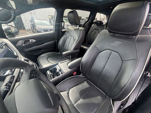 Used 2025 Chrysler Pacifica Limited image 41