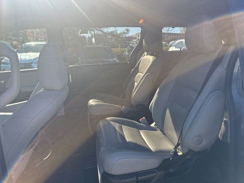 Used 2017 Toyota Sienna Limited Premium image 12