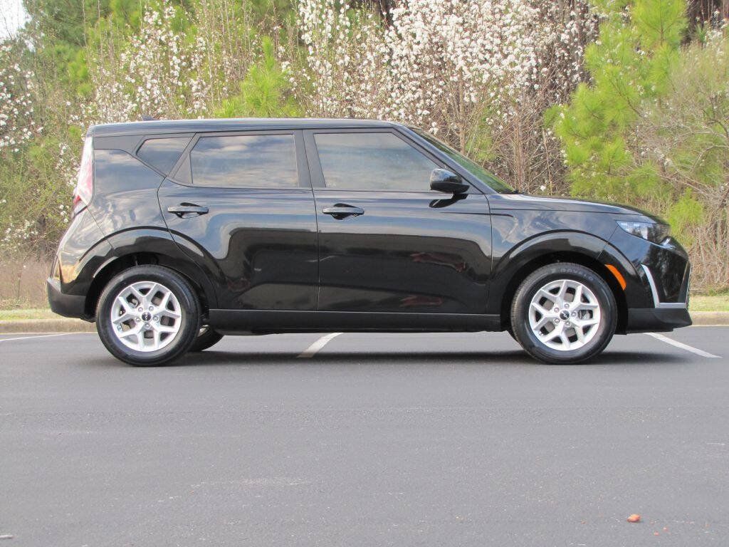 Used 2024 Kia Soul LX w/ Option Group 015 FWD image 4