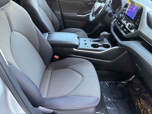 Used 2025 Toyota Highlander LE FWD image 22