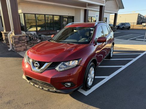 Used 2016 Nissan Rogue SV image 2