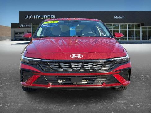 Certified 2025 Hyundai Elantra Limited FWD image 2