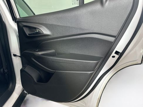 Used 2025 Chevrolet Trax LT FWD image 27