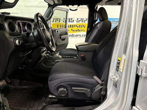 Used 2022 Jeep Gladiator Sport image 8