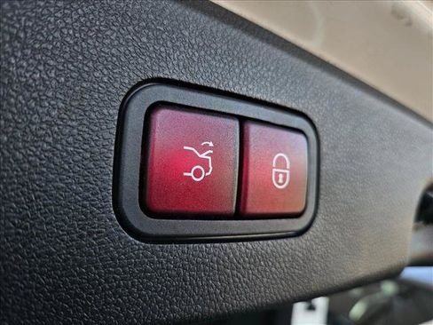 Used 2016 Mercedes-Benz E 400 4MATIC Sedan image 24