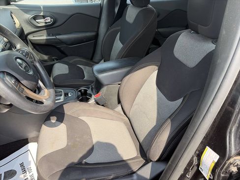 Used 2016 Jeep Cherokee Sport FWD image 12