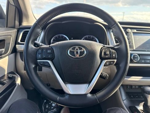 Used 2018 Toyota Highlander XLE AWD/4WD image 12