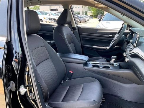 Used 2025 Nissan Altima 2.5 SV FWD image 29