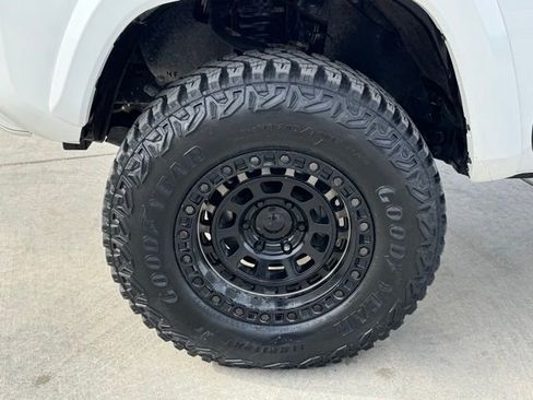 Used 2018 Toyota Tacoma TRD Sport image 13