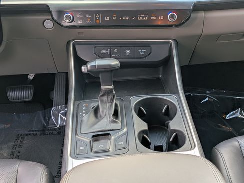 Used 2025 Kia Carnival FWD image 23