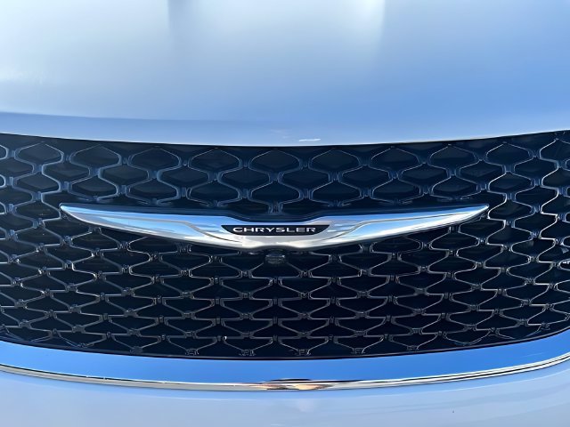Used 2022 Chrysler Pacifica Touring-L FWD image 9