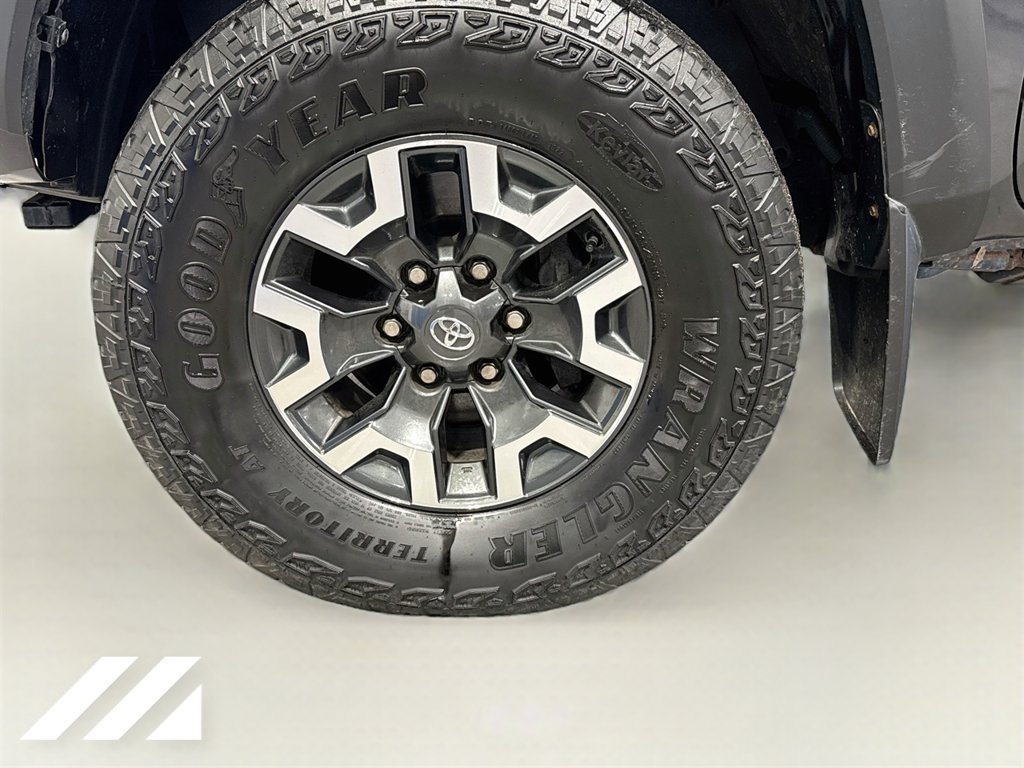 Used 2022 Toyota Tacoma TRD Off-Road w/ Technology Package AWD/4WD image 32