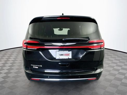 Certified 2023 Chrysler Pacifica Touring-L FWD image 9