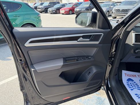 Used 2023 Volkswagen Atlas SE image 16