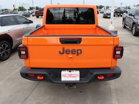 Used 2025 Jeep Gladiator Mojave w/ Convenience Group AWD/4WD image 9
