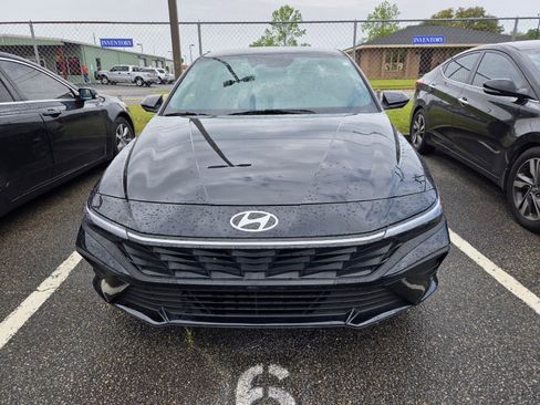 Used 2025 Hyundai Elantra Sport image 2