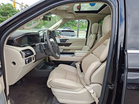 Used 2021 Lincoln Navigator Reserve w/ Luxury Package AWD/4WD image 11