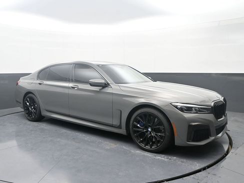 Used 2022 BMW 750i xDrive w/ Executive Package image 3