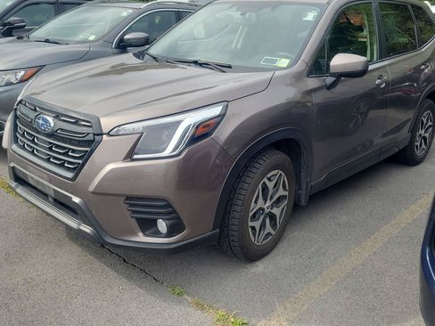 Used 2022 Subaru Forester Premium AWD/4WD image 3
