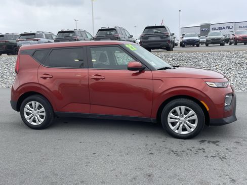 Used 2022 Kia Soul LX FWD image 2