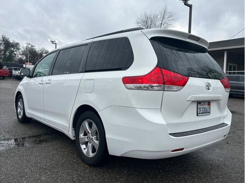 Used 2014 Toyota Sienna LE image 5