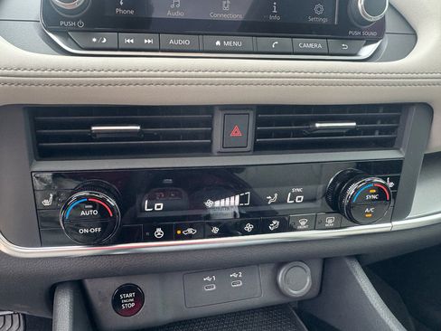 Used 2025 Nissan Rogue SV w/ SV Premium Package FWD image 18