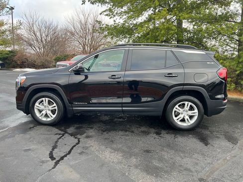 Used 2023 GMC Terrain SLE w/ Driver Convenience Package image 3