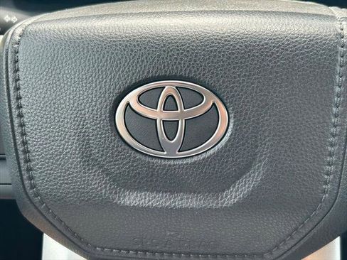 Certified 2025 Toyota Tacoma SR5 AWD/4WD image 38