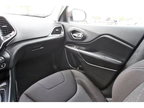 Used 2020 Jeep Cherokee Latitude w/ Mopar Interior Package FWD image 13