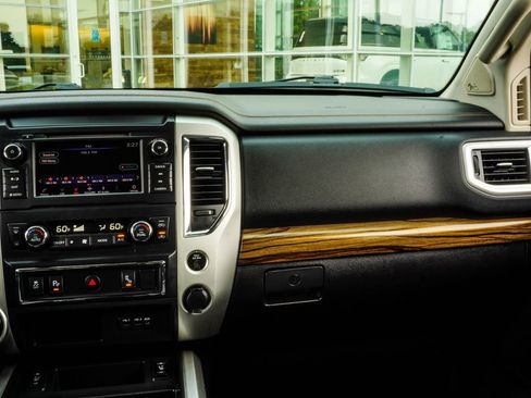 Used 2019 Nissan Titan SL AWD/4WD image 17