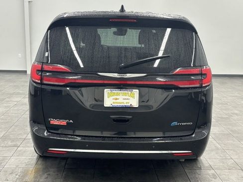 Used 2024 Chrysler Pacifica Select image 3