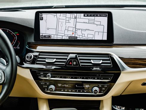 Used 2021 BMW 530i 530i w/ Premium Package image 11