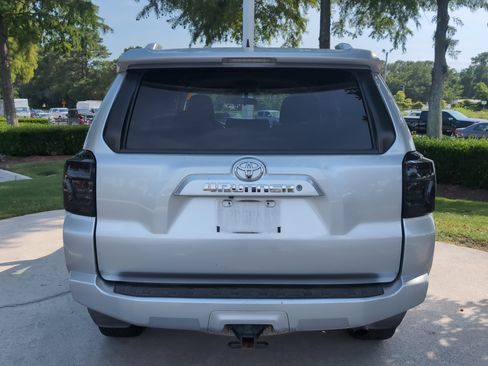 Used 2018 Toyota 4Runner SR5 AWD/4WD image 9