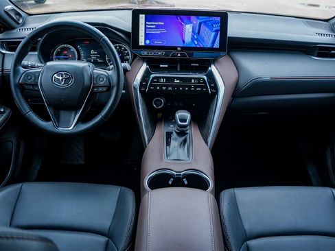 Used 2024 Toyota Venza XLE image 10