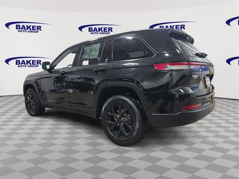 Used 2024 Jeep Grand Cherokee Altitude image 7