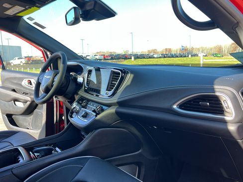 Used 2026 Chrysler Pacifica Limited w/ Uconnect Theater Family Group image 30